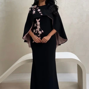 فستان أسود بطبقة علوية وتطريز وردي ناعم Mle