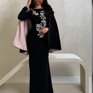 فستان أسود بتطريز زهور أنيق Mle