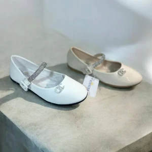 حذاء بناتي كالة