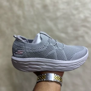 حذاء نسائي رياضي