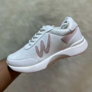 حذاء نسائي رياضي