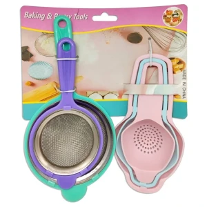 مصافي بأحجام مختلفة وملاعق مثقبة