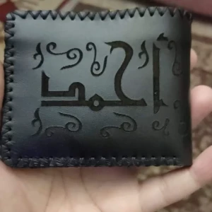 محفظة جلد طبيعى حفر ليزر جملة أو اسم لون ( اسود / بنى )