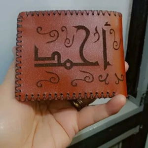 محفظة جلد طبيعى حفر ليزر جملة أو اسم لون ( اسود / بنى )