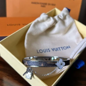 European and American Light Luxury Temperament Four-Leaf Clover S