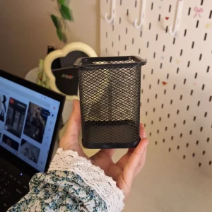 منظم مكتب بالشكل المربع 🩶