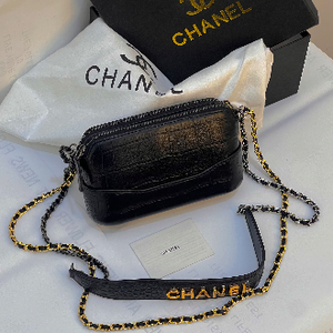 شنطة من شانيل 