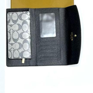 Coach Wallet button type 