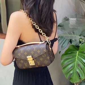 Louis Vuitton Master SlingBag 0X2