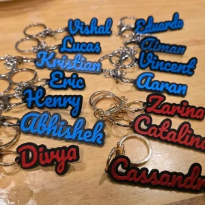 ميدالية مفاتيح بالاسم حسب الطلب - Customizable Name Keychain 
