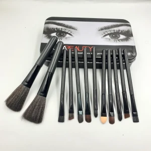 علبة 12 فرش من  Huda Beauty