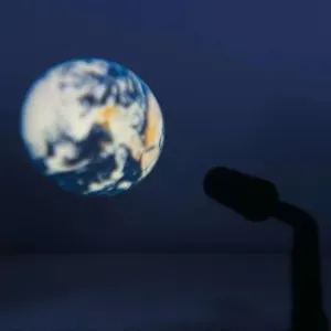 بروجكتر ضوء القمر والأرض