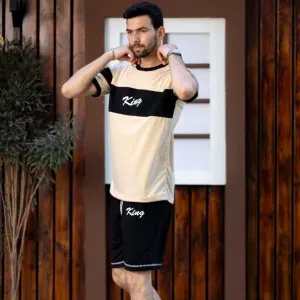 السراويل القصيرة و t-shir tking