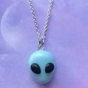 👽