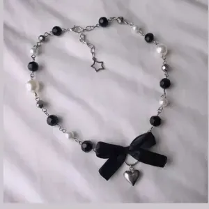 Black bow necklace 