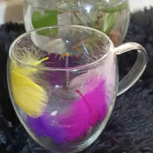 كوب حراري دبل زجاجي مزين بالريش – لمسة فنية لأوقاتك!