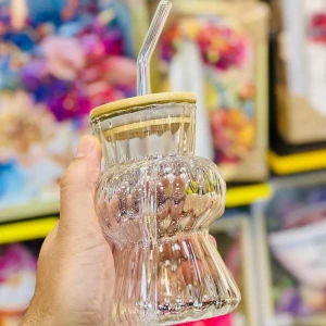 أكواب مشروبات باردة بغطاء خشبي ومصاص – أناقة وعملية في كوب واحد!