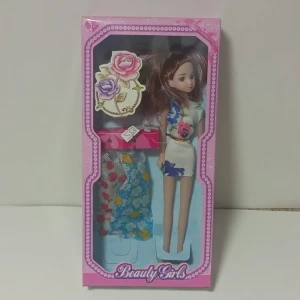 باربي صغيرة مع ملابس