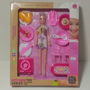 باربي صغيرة مع عدة مطبخ وكراسي 