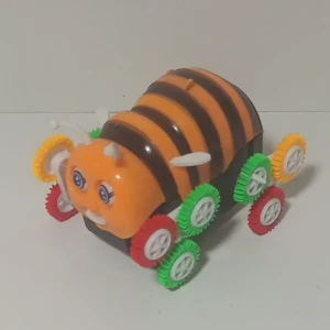 سيارة متحركة بطاريات بشكل غريب ومميز