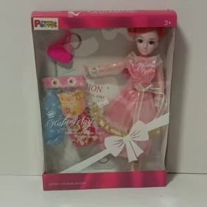 أميرة مع ملابس وشنتة