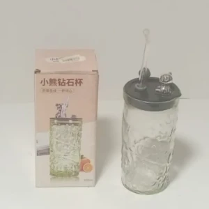 كأس مع مصاصة وغطا 