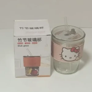 كأس مع مصاصة وغطا أطفال