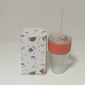 كأس مع مصاصة وغطا 