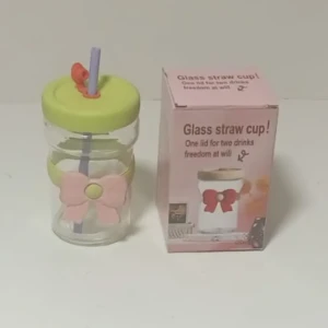 كأس مع مصاصة وغطا أطفال بناتي