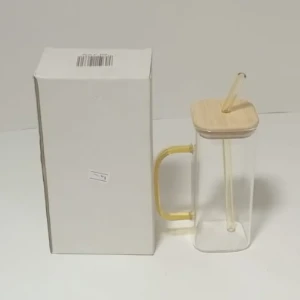 كأس مع مصاصة وغطا خشب شكل أنيق