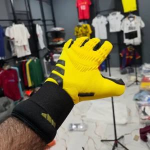 كف حارس مرمى باكستاني لزاك 