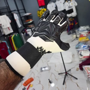 كف حارس مرمى باكستاني لزاك 