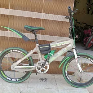  دراجة مقاس 20 . 