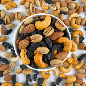 مكسرات مع الزبيب