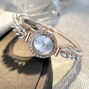 ساعة يد ذهبية للنساء