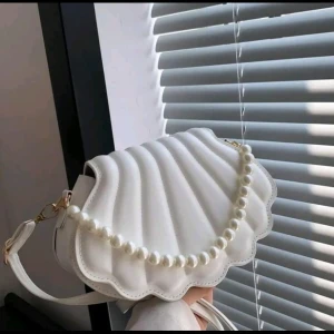 شنطة كروس بتصميم صدف بحري