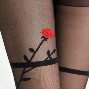 جوارب نسائية ذات النقوش الوردية 