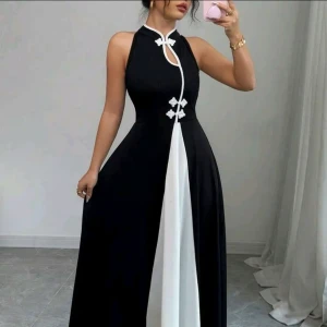 فستان ماكسي أسود اللون