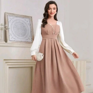 فستان نسائي بتفاصيل اللؤلؤ الصناعي