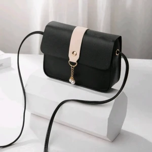 حقيبة كروس صغيرة لون أسود 