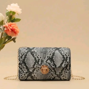 حقيبة صغيرة بطبعة حيوانية أنيقة