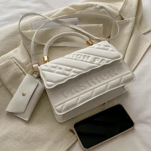 حقيبة يد نسائية مزخرف بطباعة الحروف 