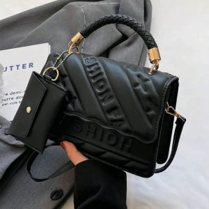 حقيبة يد نسائية مزخرف بطباعة الحروف 