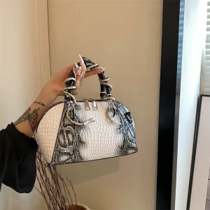 حقيبة كتف نسائية بنقشة تمساح