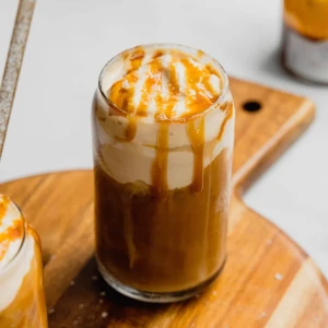 caramel iced coffeeوسط