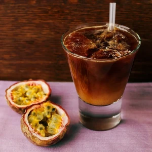 passion fruit iced coffee وسط