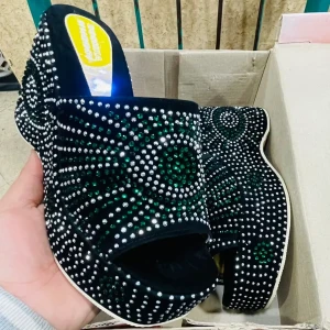 شبشب كعب عالي عين