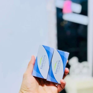 عدسات ملونة.