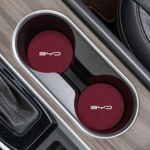 قاعدة اكواب دائرية جلد  باللون ماروني مع شعار byd قطعتين