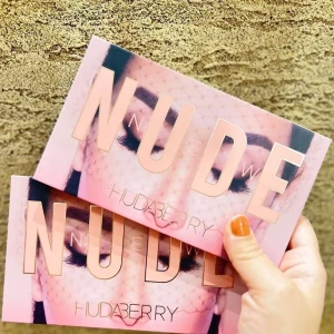 باليت أيشادو Nude من Huda Beauty